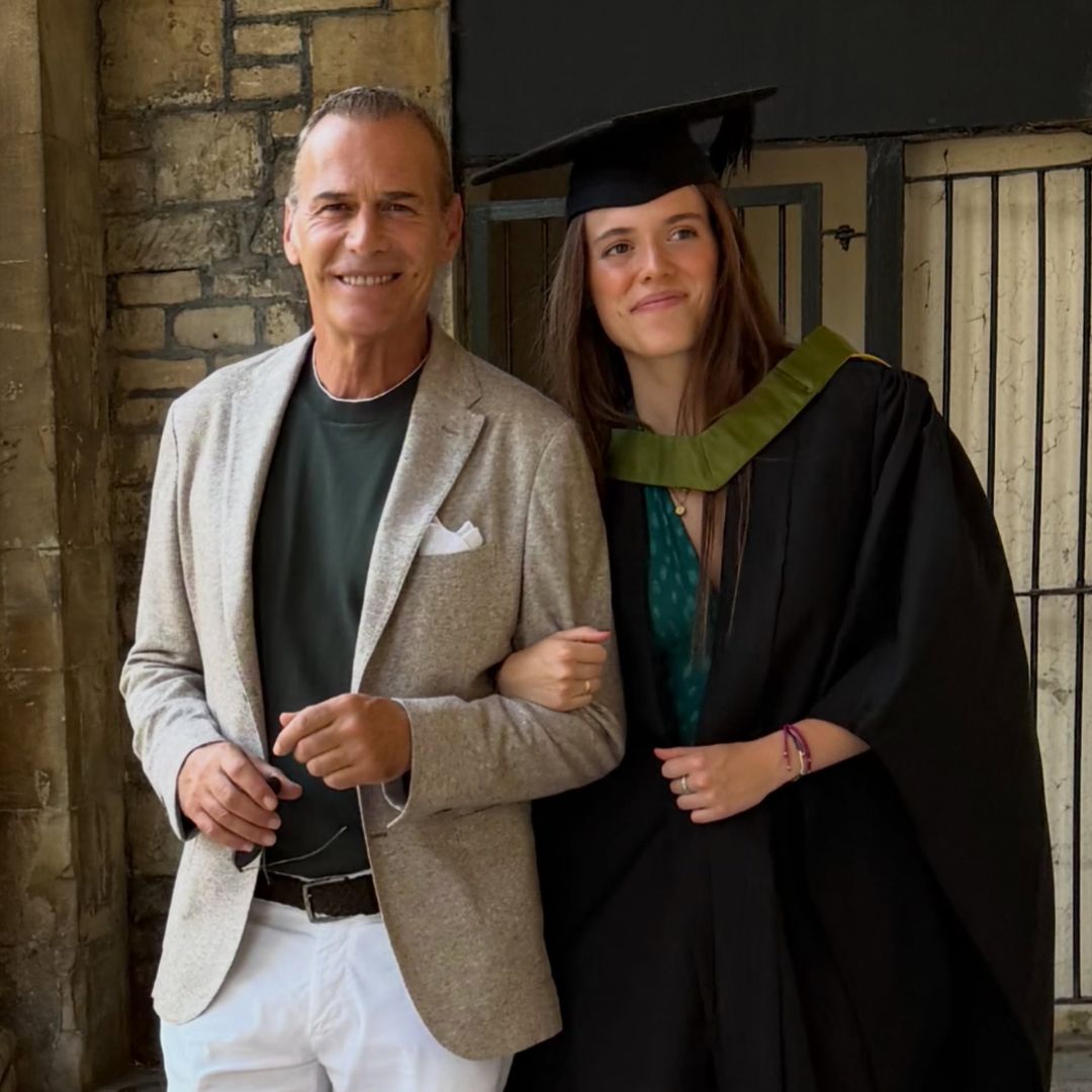 Luna, hija de Carlos Lozano y Mónica Hoyos, abre el álbum de su graduación en Bath y muestra las anécdotas que no habíamos visto