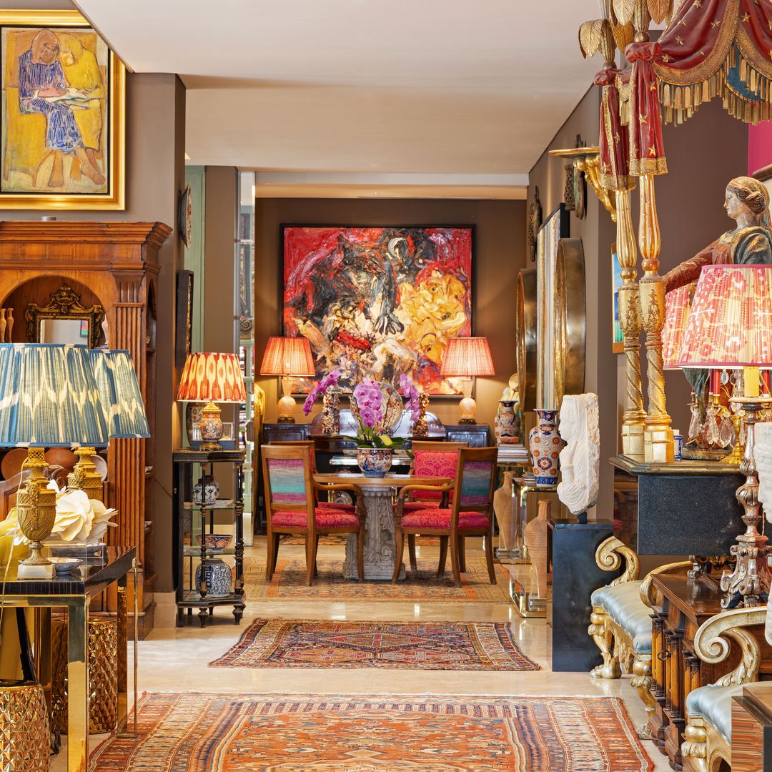 Otro de los rincones de la casa, donde las magistrales obras, las antigüedades y el color se unen con un efecto impactante