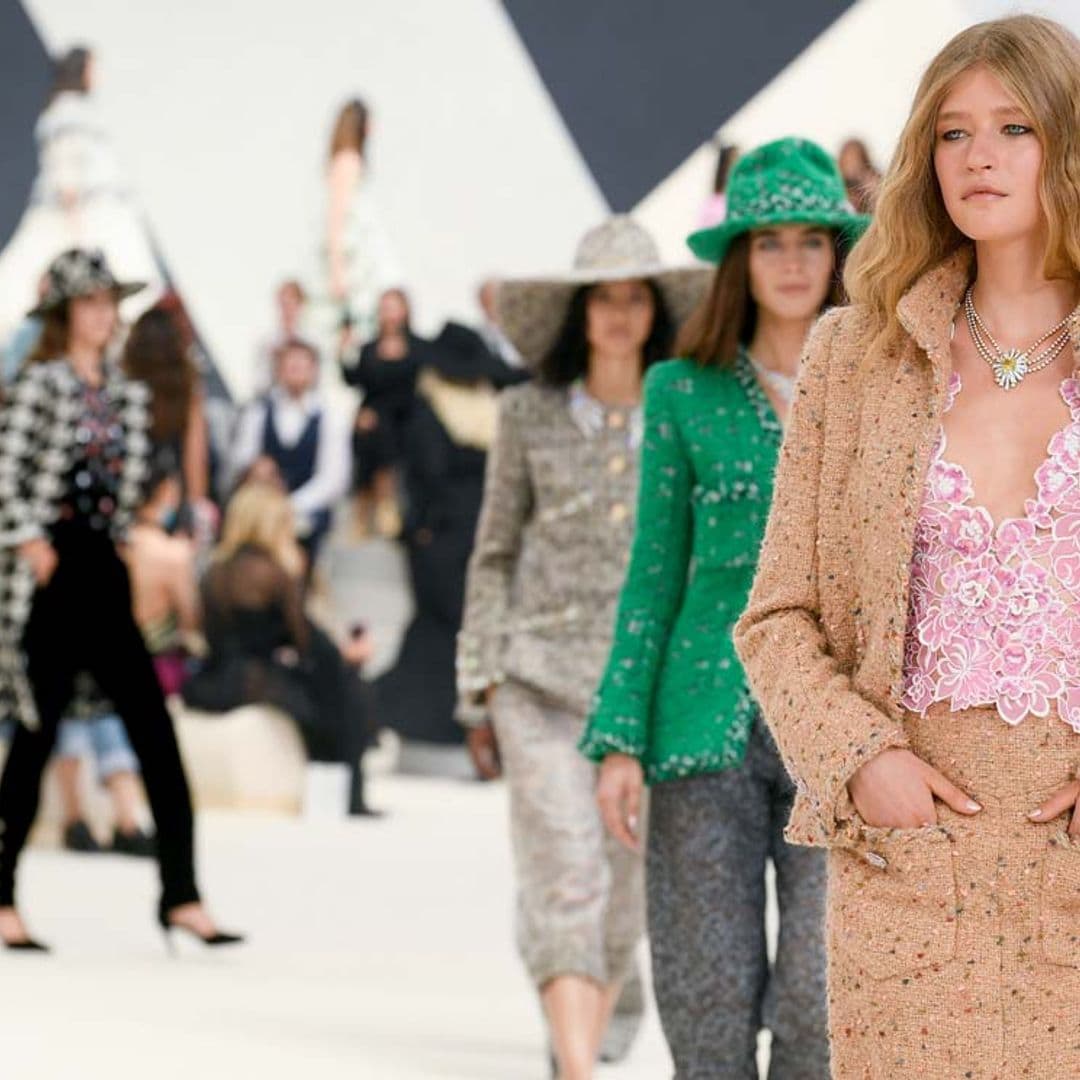 Bordados florales, un vestido de novia y otros detalles del desfile de Alta Costura de Chanel