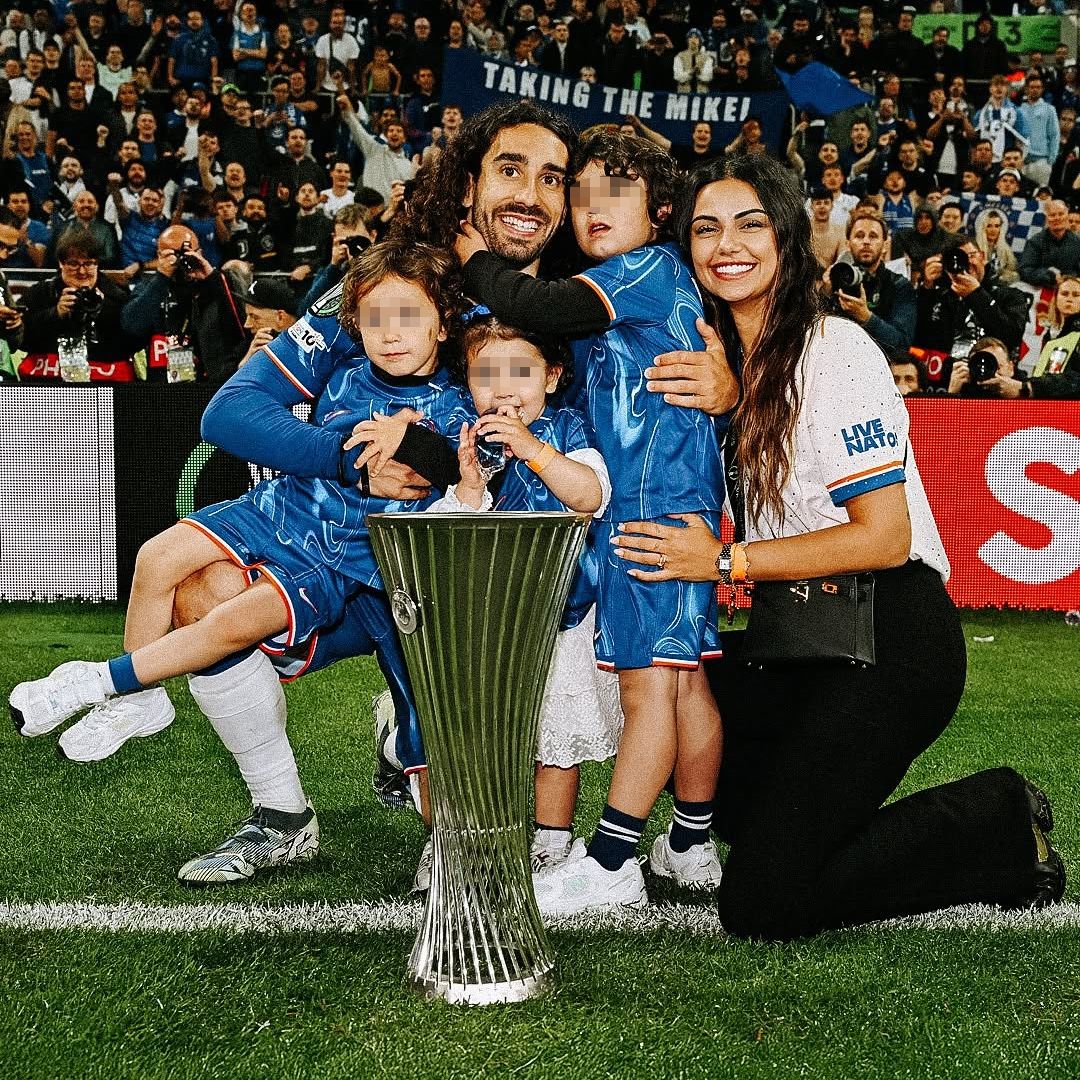 Cucurella, Enzo Fernández, Caicedo... los jugadores del Chelsea celebran el título con sus hijos en el campo