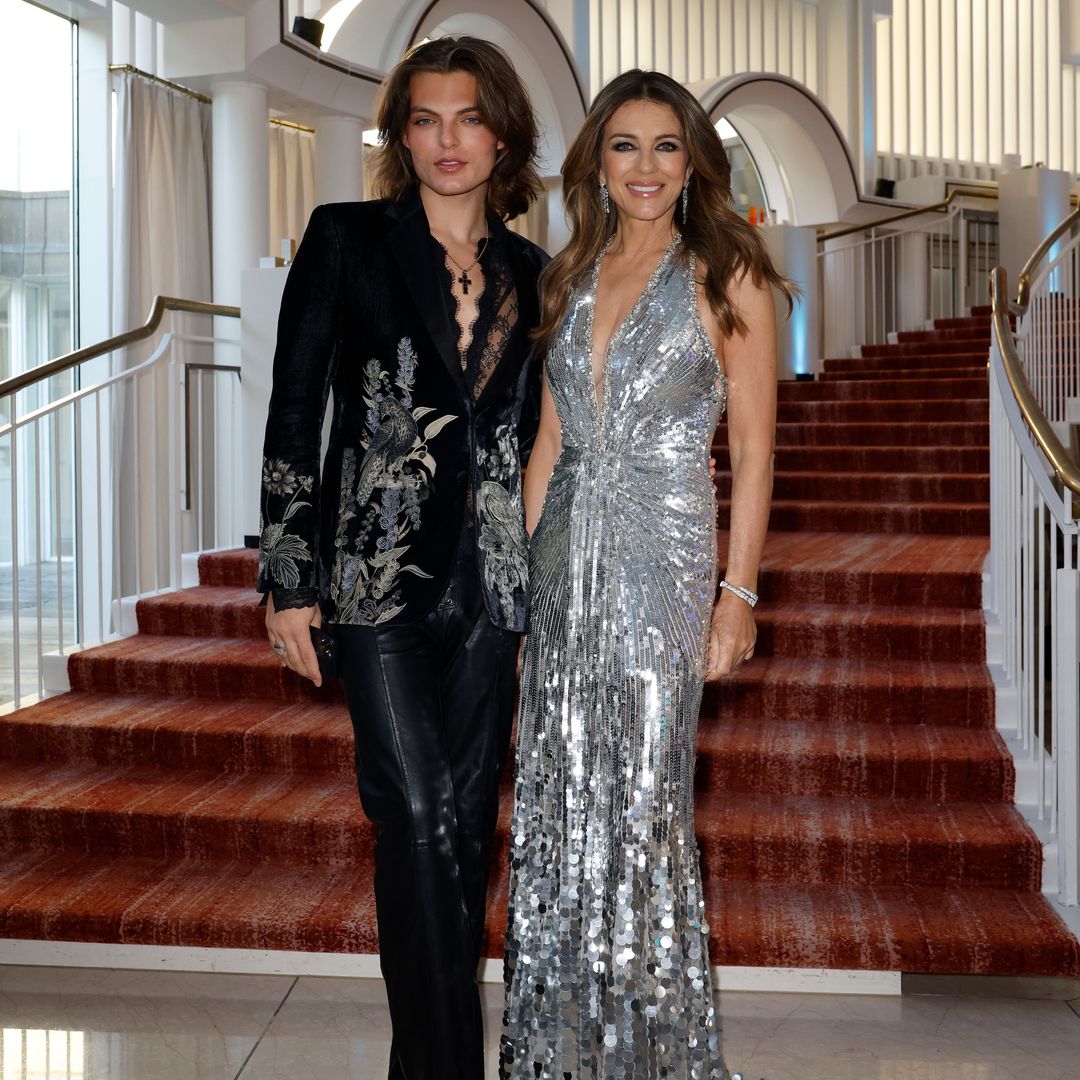 Elizabeth Hurley brilla en Alemania con su hijo Damian y el vestido de lentejuelas que adoran las 'royals'