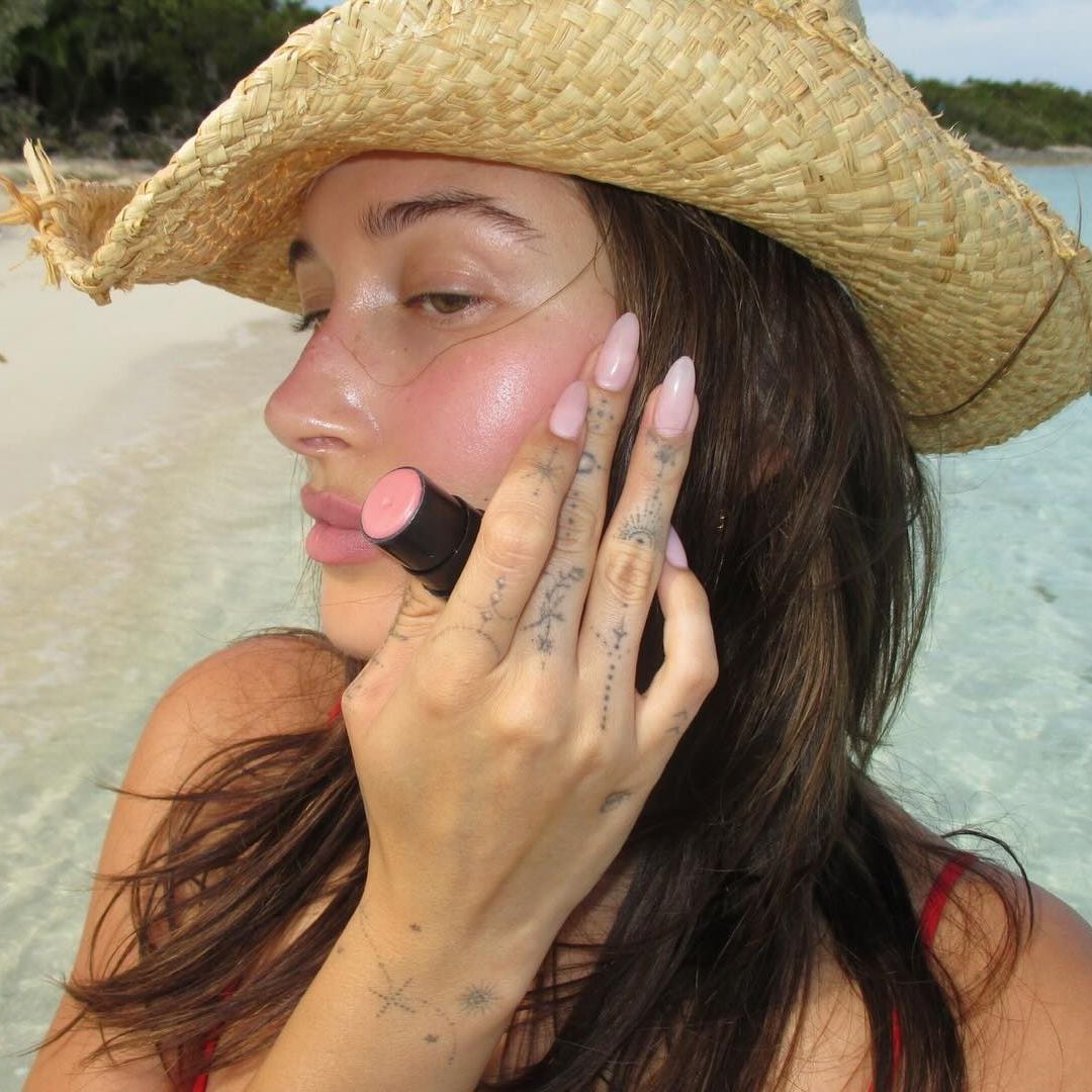‘Blush nails’: la manicura minimalista más bonita y femenina que adora Hailey Bieber