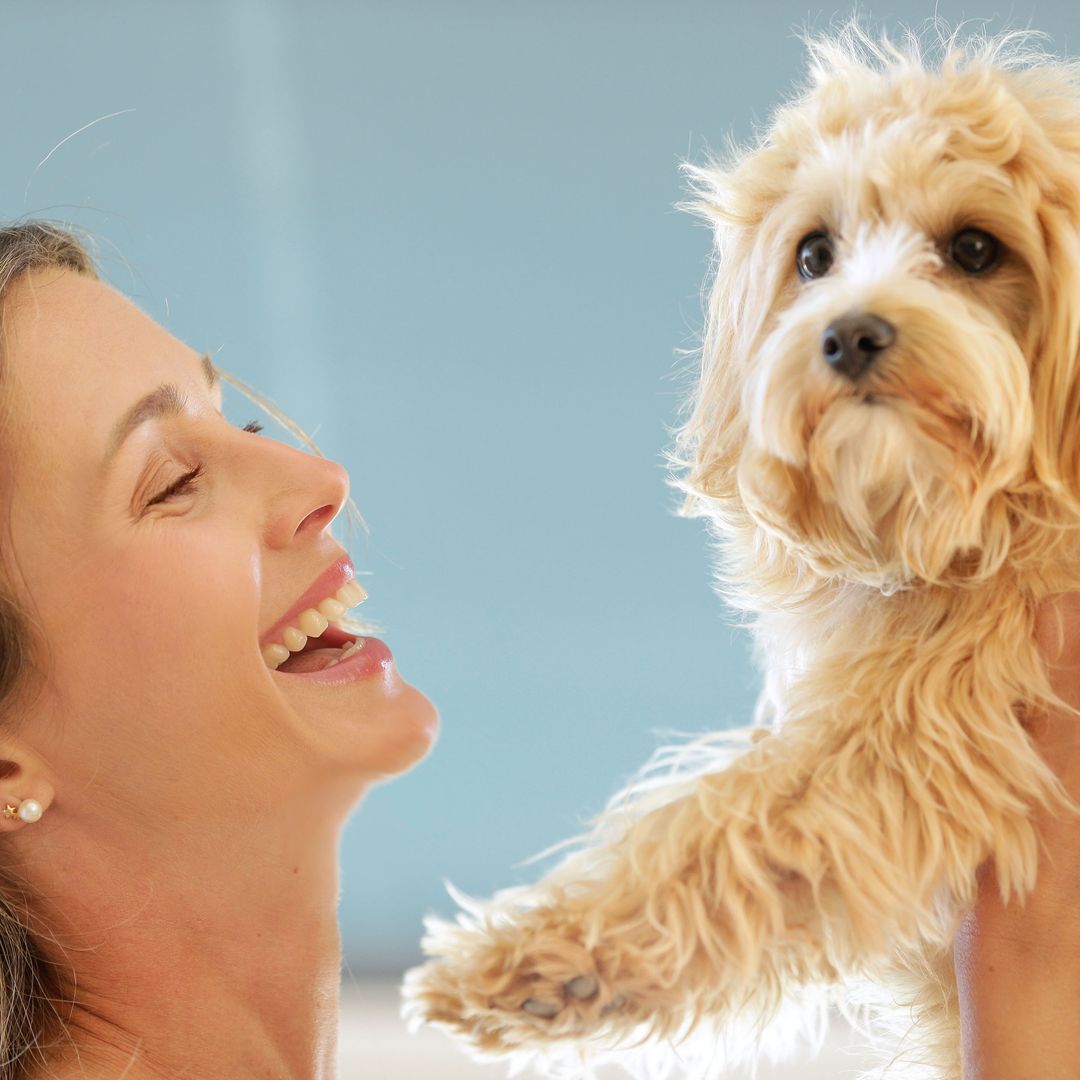 Astrid klisans junto a su queridísima perrita