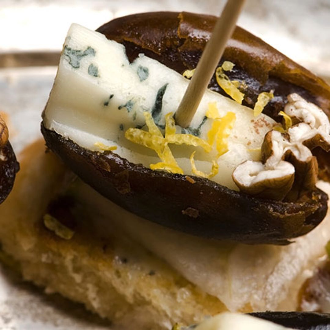 Aperitivo de dátil, queso azul y nuez pecana