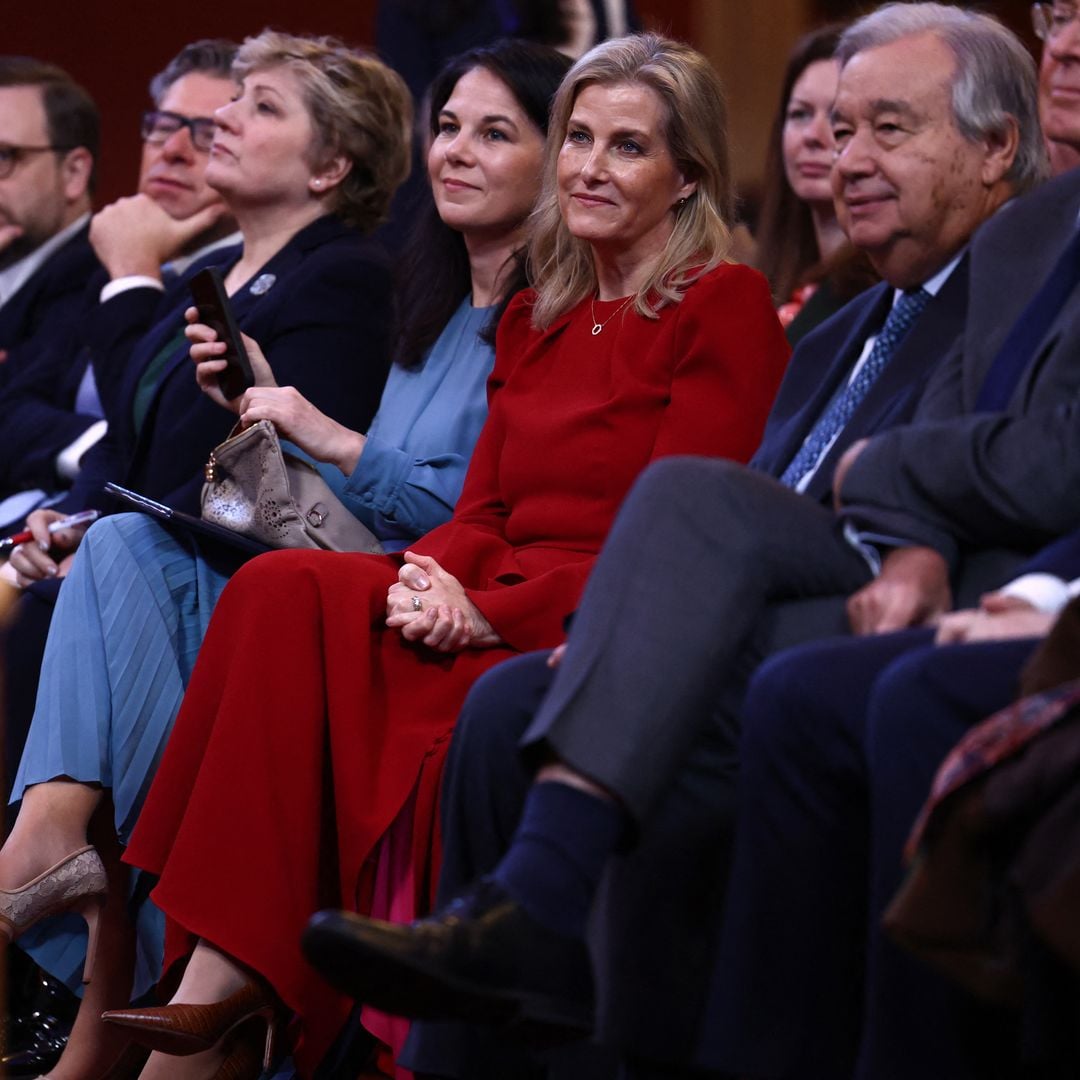 La duquesa de Edimburgo ayer con su nuevo vestido rojo