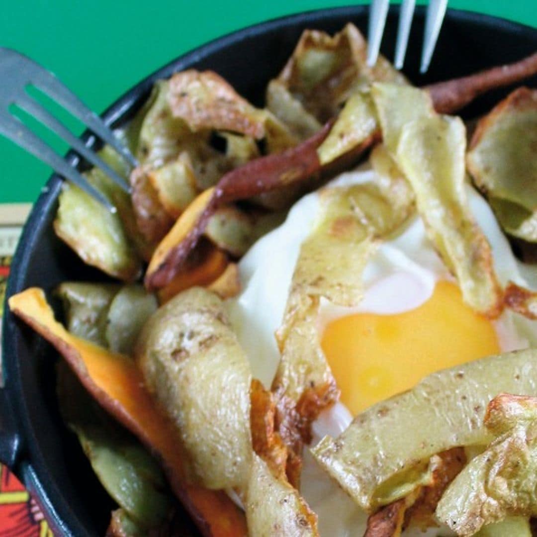 Huevos rotos con mondas de patatas