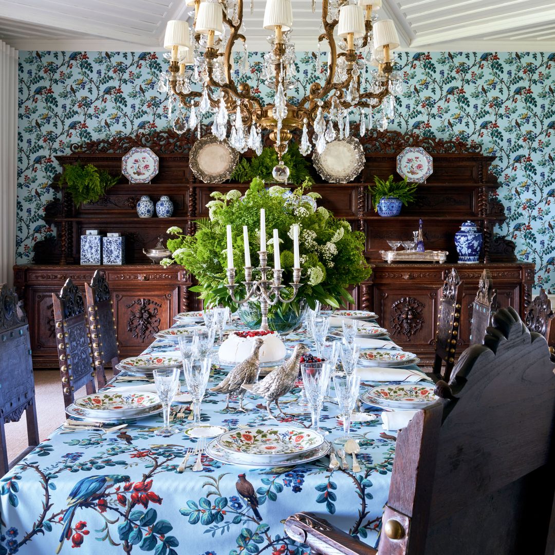 Sobre la mesa, presidida por una lámpara de bronce y cristal, un servicio de porcelana de Cabana; tanto la cubertería de plata y marfil como la cristalería son antiguas, de la familia.