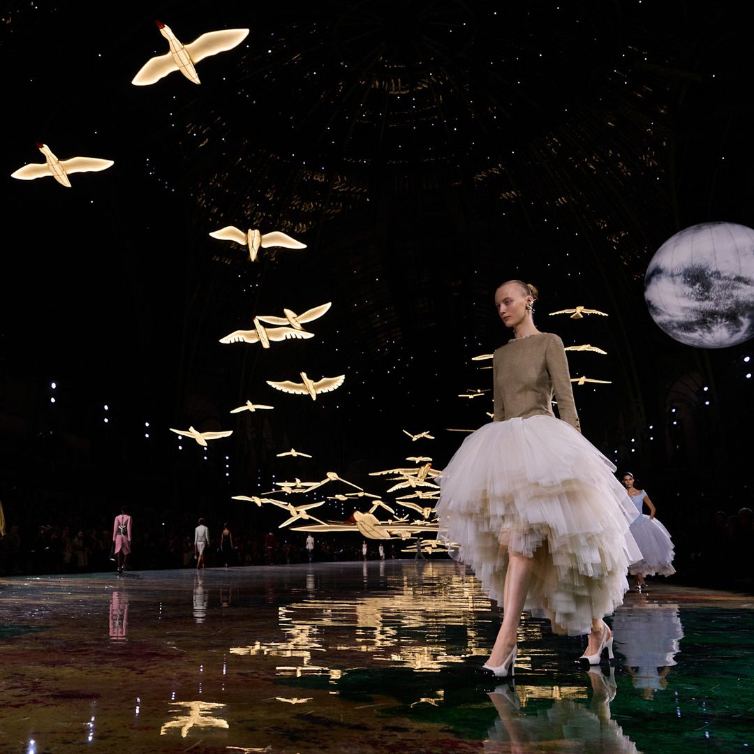 De una cancha de tenis a una biblioteca: Así fueron las escenografías y locaciones más originales de 'Paris Fashion Week'