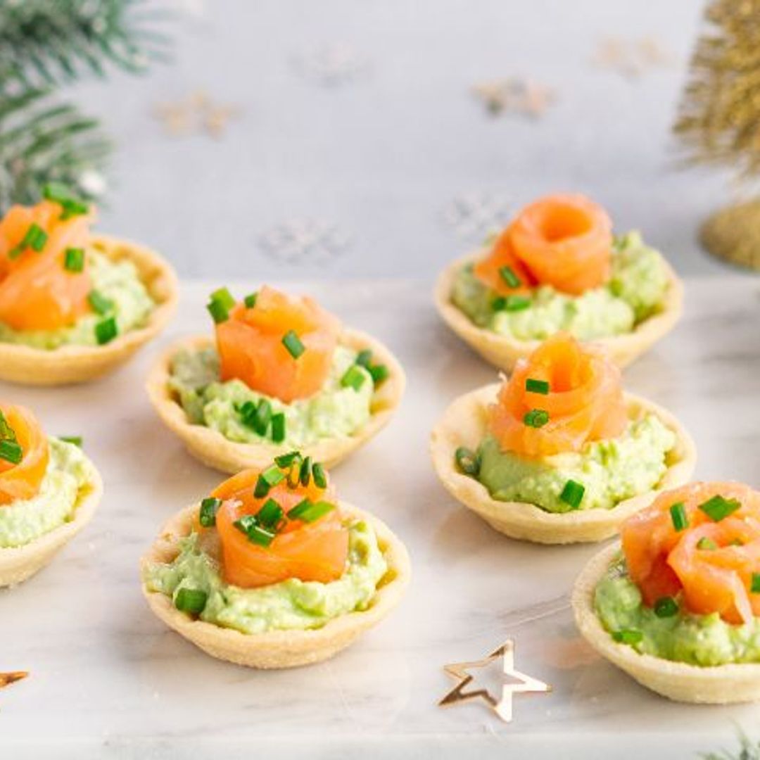 Canastillas con crema de aguacate y salmón ahumado