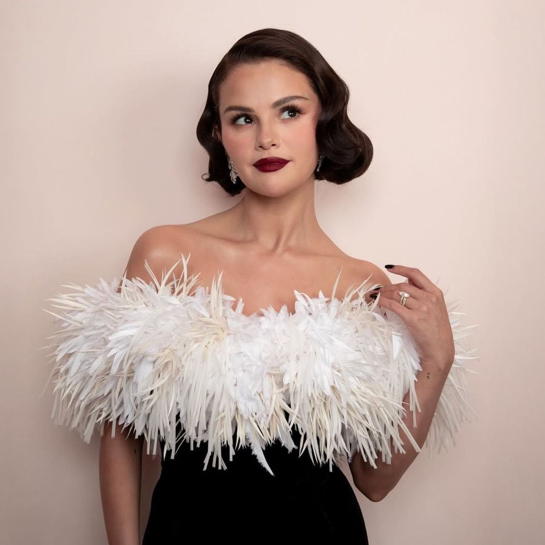 No esperábamos ver a Selena Gomez irse de cita con Benny Blanco y llevar la falda de flecos española más deseada