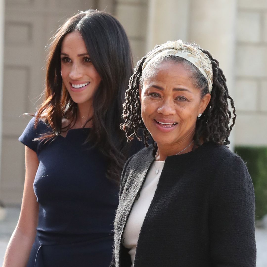 Doria Ragland, madre de Meghan Markle, luce radiante con unos vaqueros holgados durante una salida con sus nietos pelirrojos Archie y Lilibet