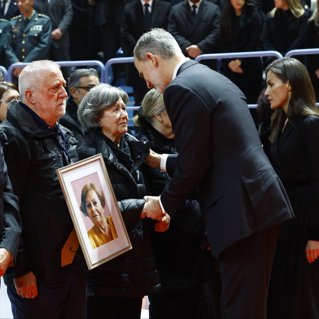 Los Reyes Felipe y Letizia arropan a las familias de las víctimas del accidente de tren de Adamuz en el funeral de Huelva