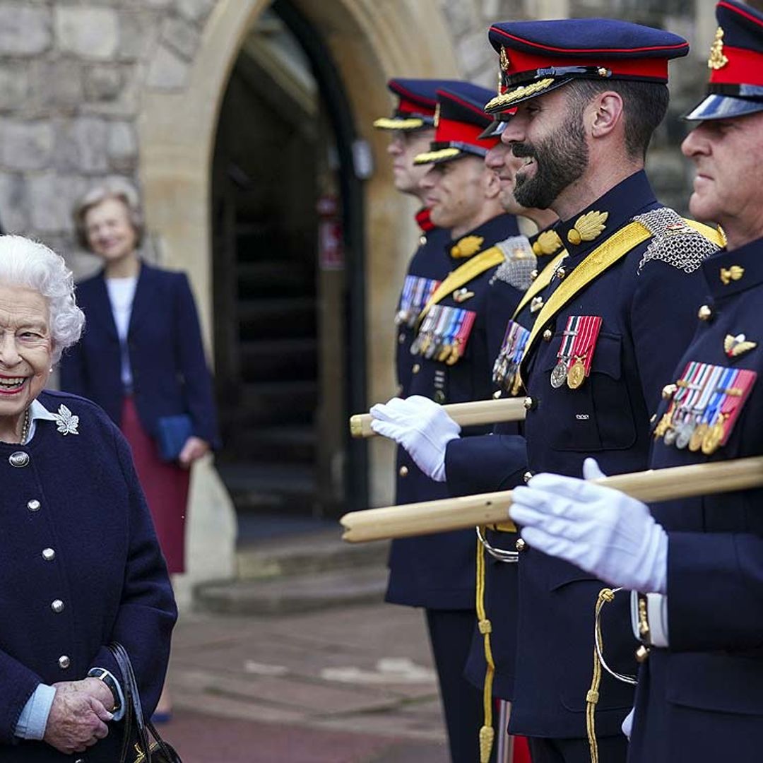 Isabel II recibe a una de sus tropas favoritas en su primera aparición en Windsor tras volver de Balmoral