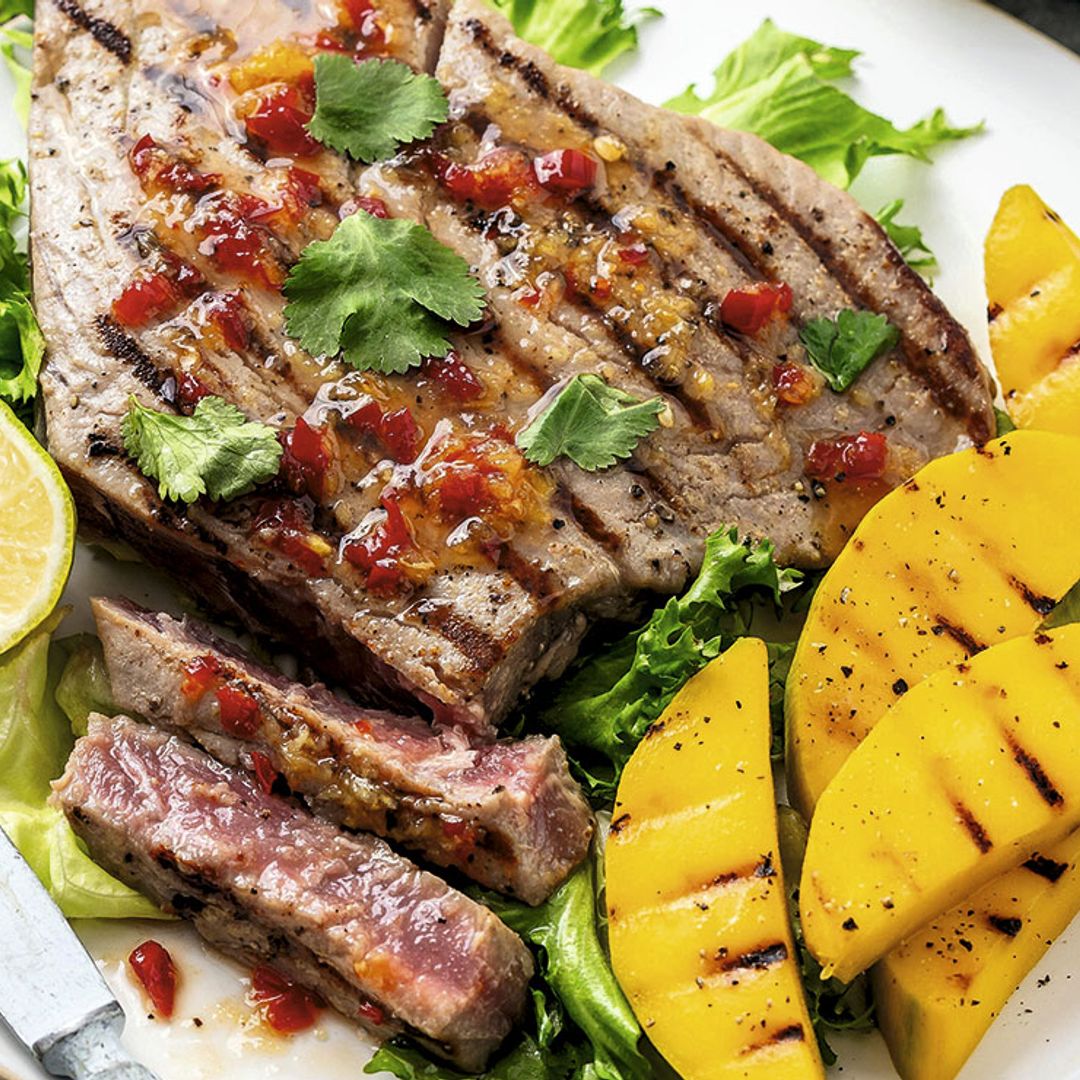 Atún con mango a la parrilla y salsa agripicante, cilantro y lima