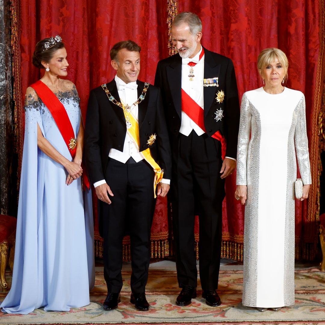 La reina Letizia deslumbra junto al rey Felipe VI ante los Macron: la espectacular diadema floral de diamantes en una noche histórica en Palacio Real de Madrid