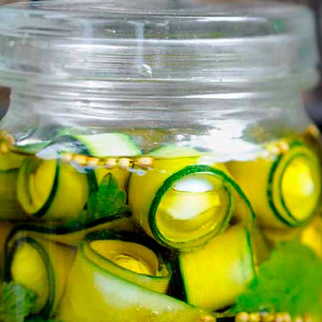 Calabacín relleno de queso con ajos y melisa