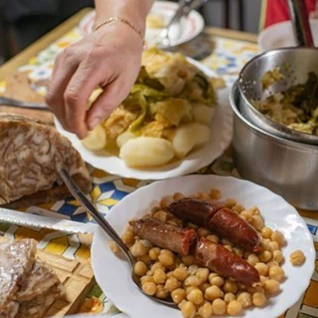 Aquí comió Amancio Ortega el mejor cocido gallego: el mesón centenario al que volvió dos días seguidos