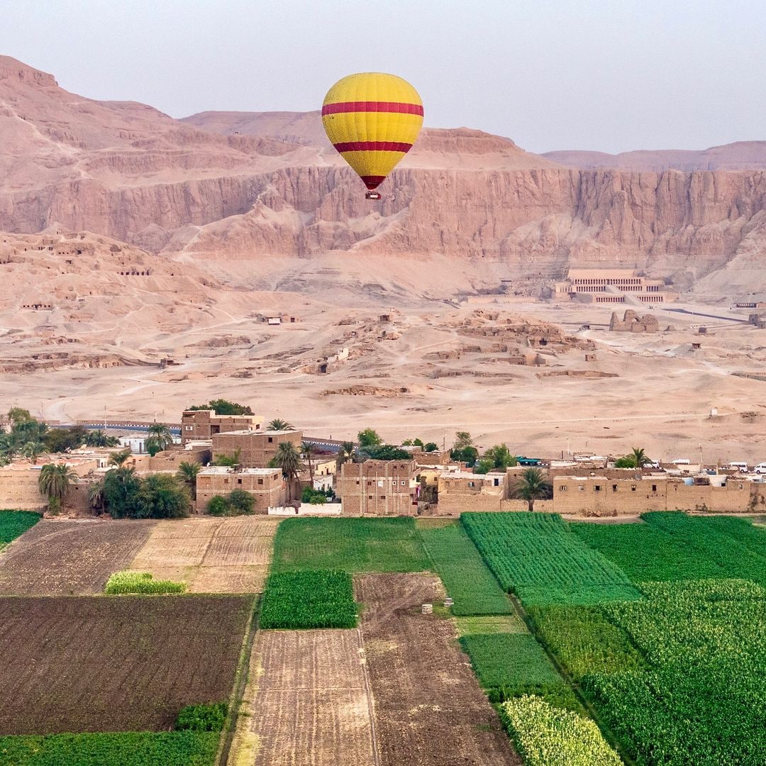 Globos sobrevolando el Valle de los Reyes, el templo de Hatshepsut, las tierras fértiles de cultivo, los yacimientos arqueológicos y el río Nilo, Egipto
