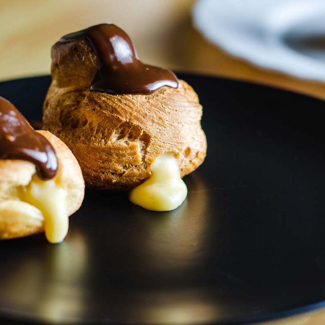 Profiteroles rellenos de crema pastelera con chocolate caliente