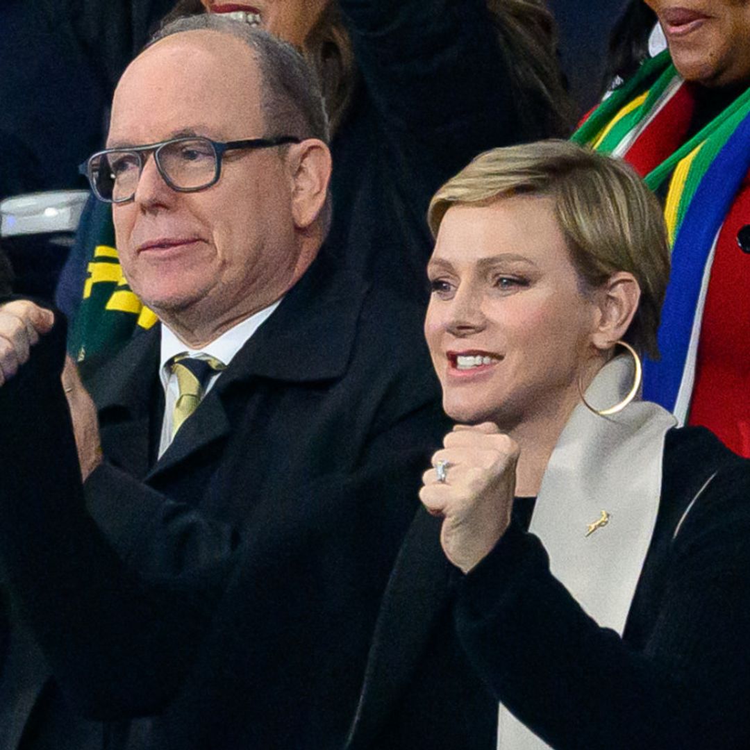 La euforia de Charlene de Mónaco en el rugby, junto al príncipe Alberto, tras su ausencia en la gala en honor a Rainiero