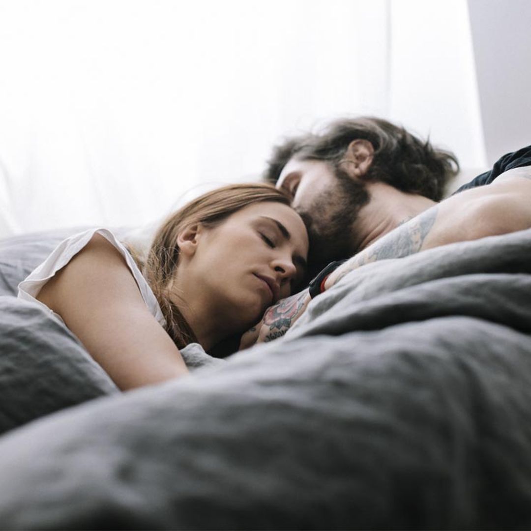Las razones por las que dormir a la misma hora que tu pareja mejora tu relación