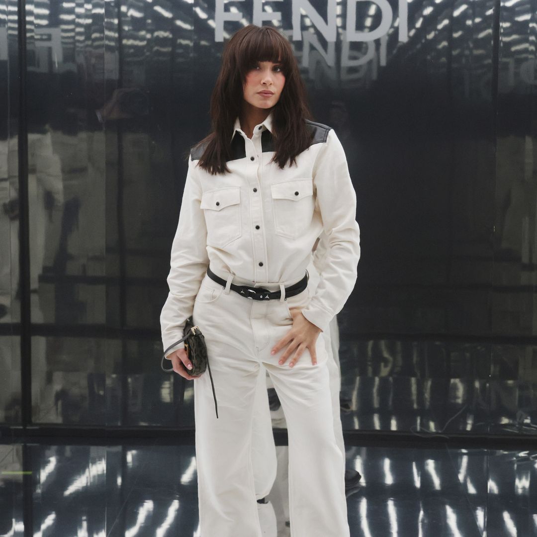 Aitana confía en un conjunto vaquero para su paso por la Semana de la Moda de Milán: "Se desmarca de su estilo más romántico y sensual"