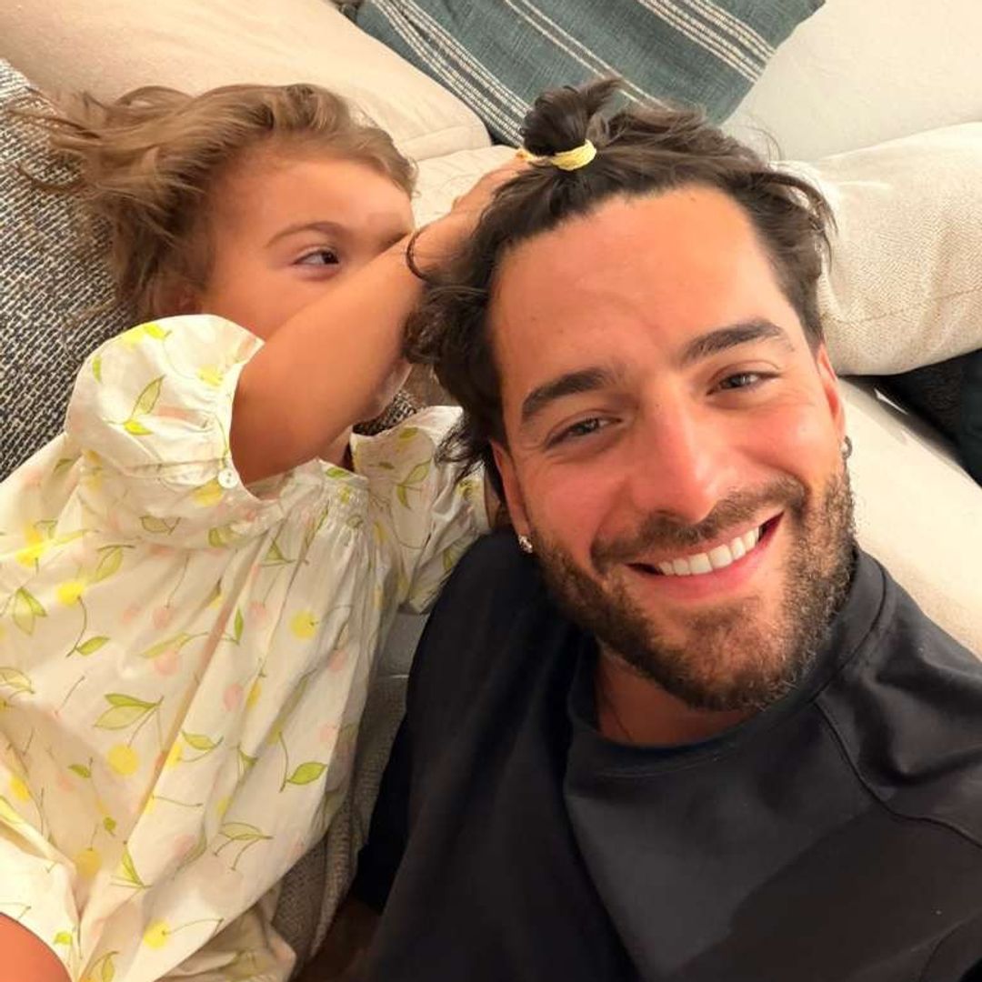 Maluma se convierte en el muñeco de su hija Paris y termina con un peinado muy original