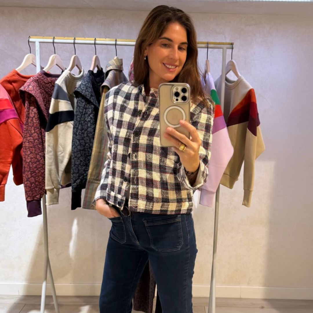 Lourdes Montes acierta con la combinación de básicos más juvenil: chaqueta de cuadros de firma española, vaqueros campana y zapatillas