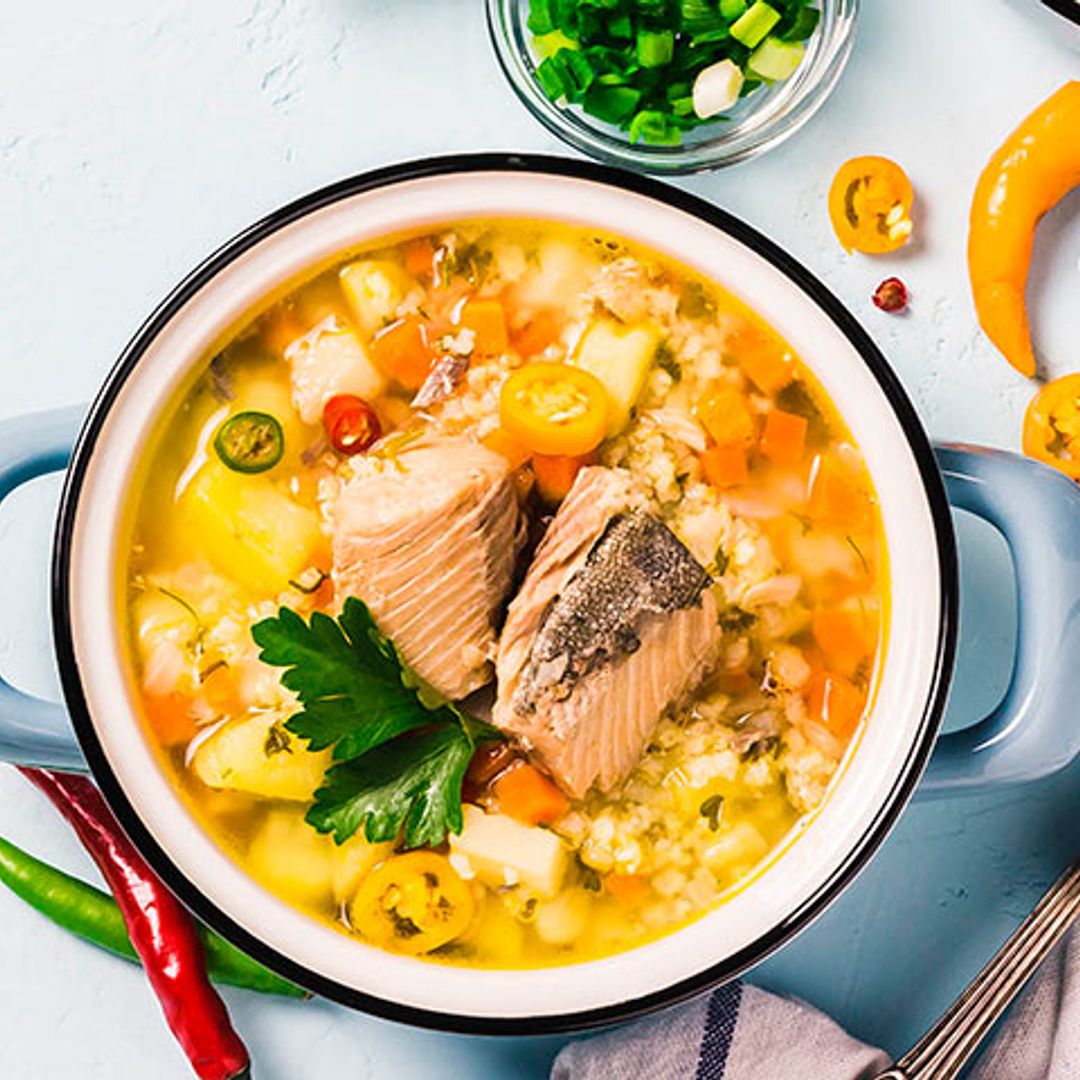 Sopa de salmón con vegetales, cuscús y chiles