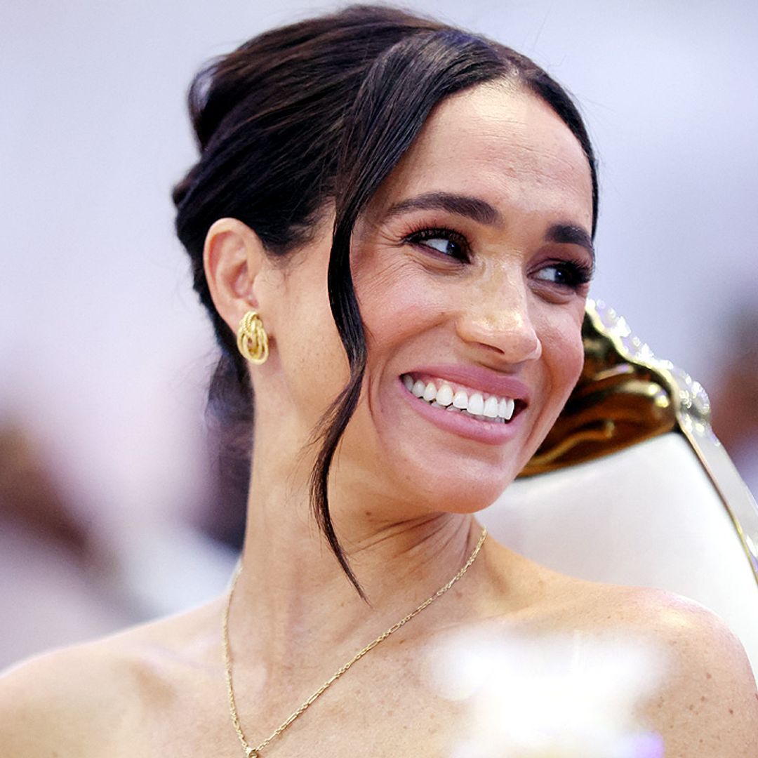 Analizamos uno a uno todos los peinados de Meghan Markle en su viaje a Nigeria