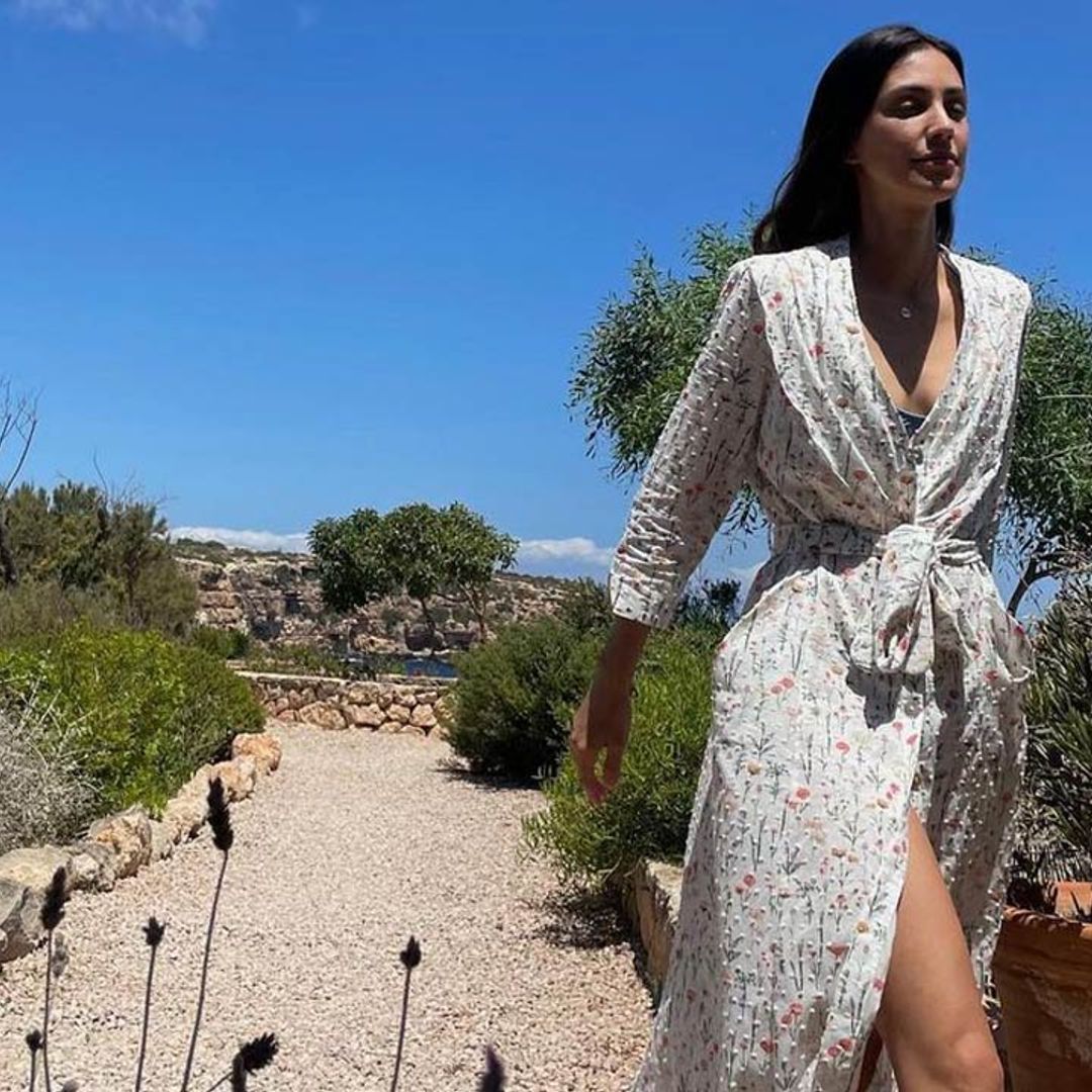 Sassa de Osma lo confirma: el vestido más elegante del verano es... ¡una bata!