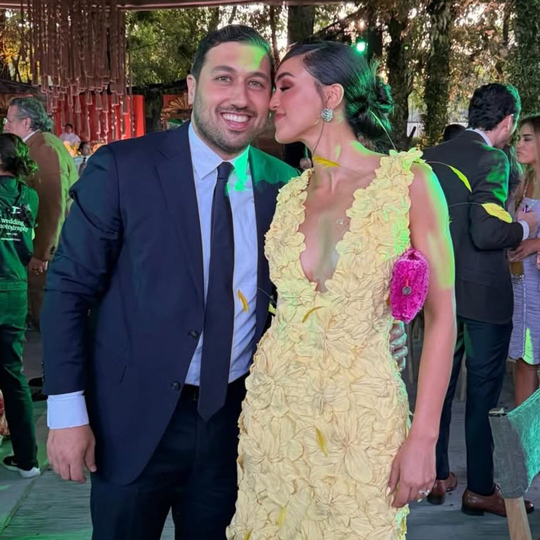 Ale Capetillo apuesta por el amarillo mantequilla para su look de invitada a una boda en México