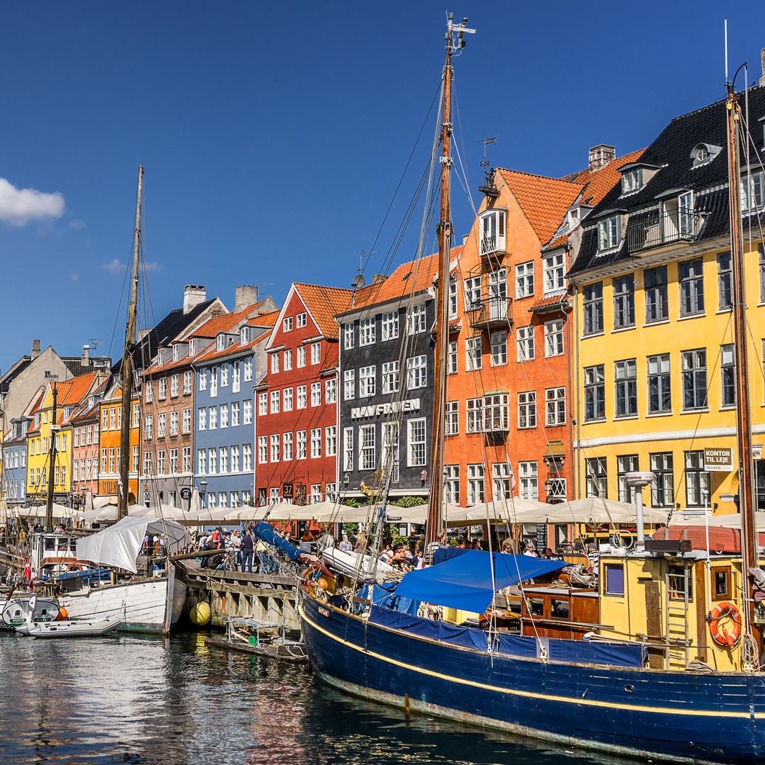 Puerto de Nyhaven en Copenhague, Dinamarca