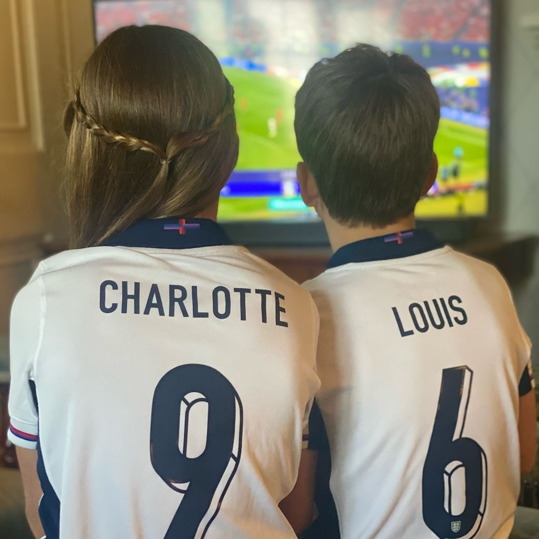 Charlotte y Louis vieron la final de la Eurocopa desde casa perfectamente equipados