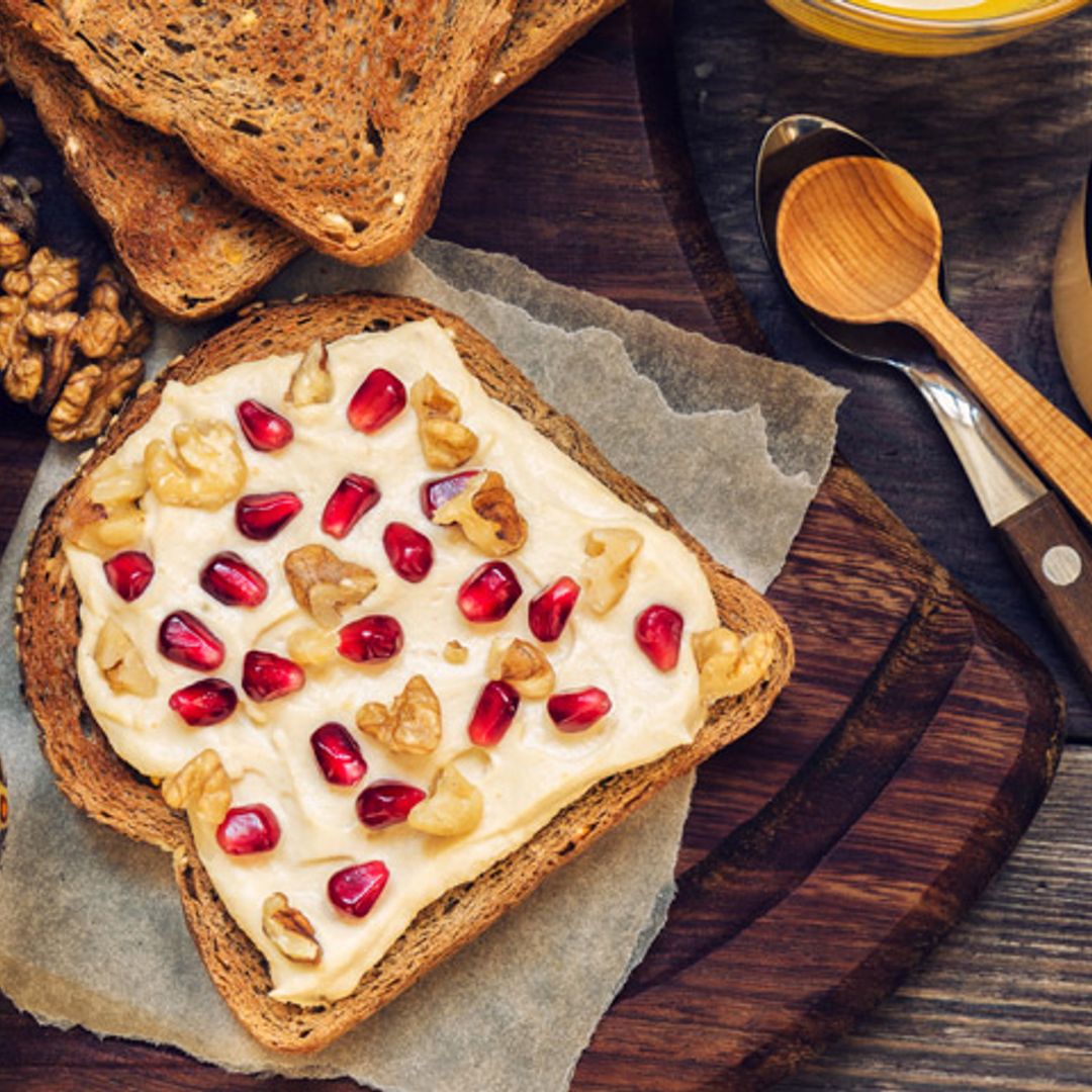 Tostadas de 'hummus', nueces y granada