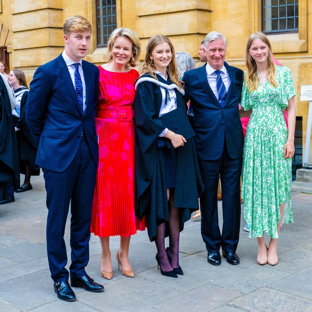Eléonore y Matilde de Bélgica no arriesgan, pero sí aciertan, con su silueta preferida en la graduación de Elisabeth