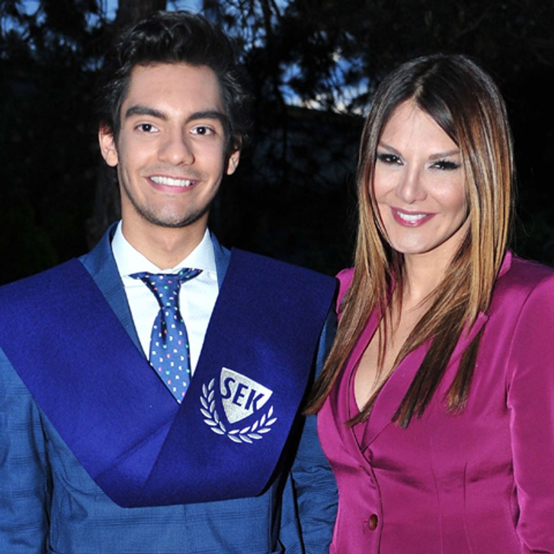Ivonne Reyes, una madre orgullosa en la graduación de su hijo Alejandro