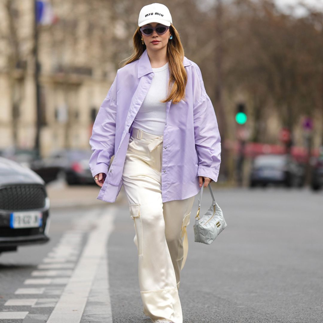 Cinco formas de llevar una gorra deportiva en looks elegantes