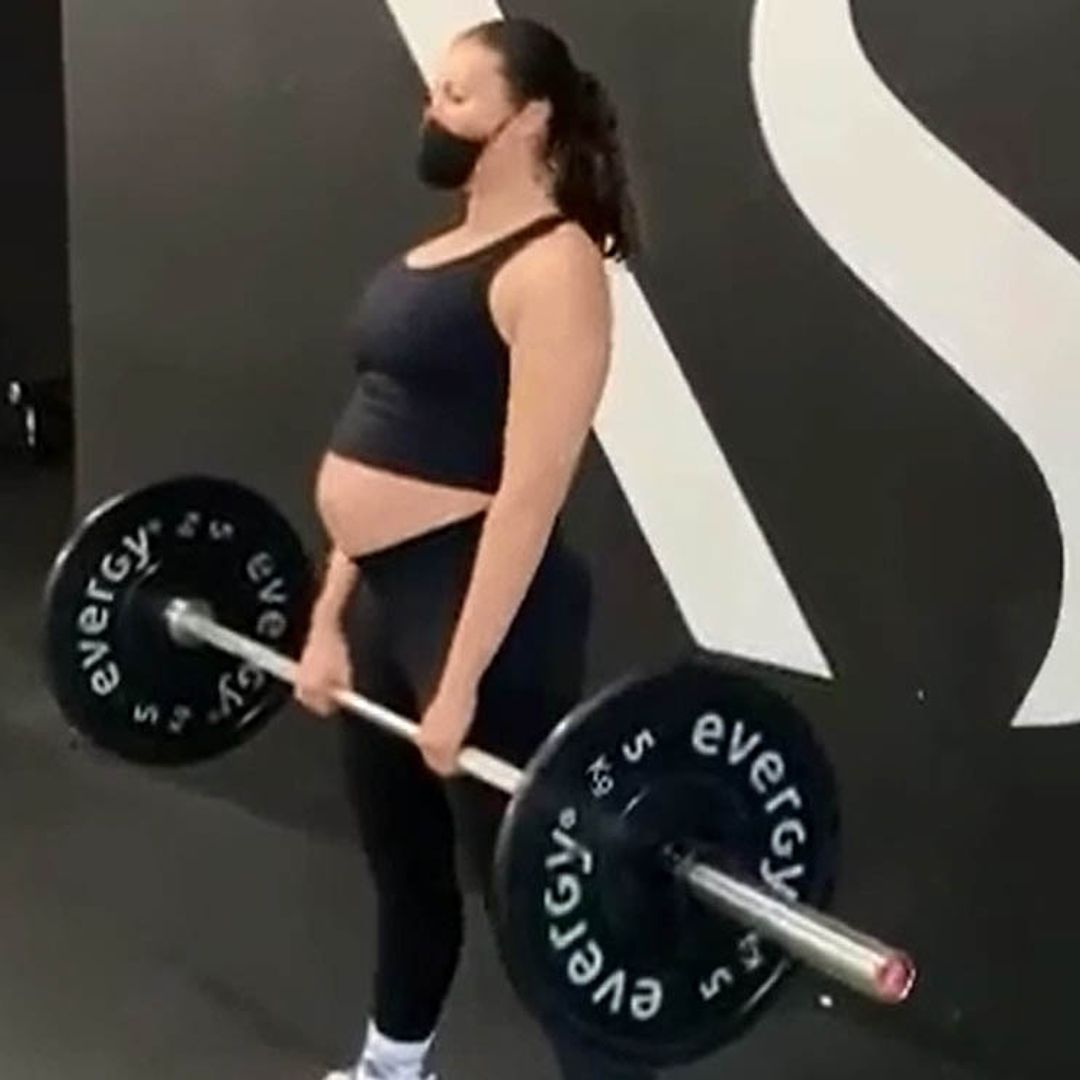 Jessica Bueno, toda una 'Wonder-Mamá' levantando pesas en su sexto mes de embarazo