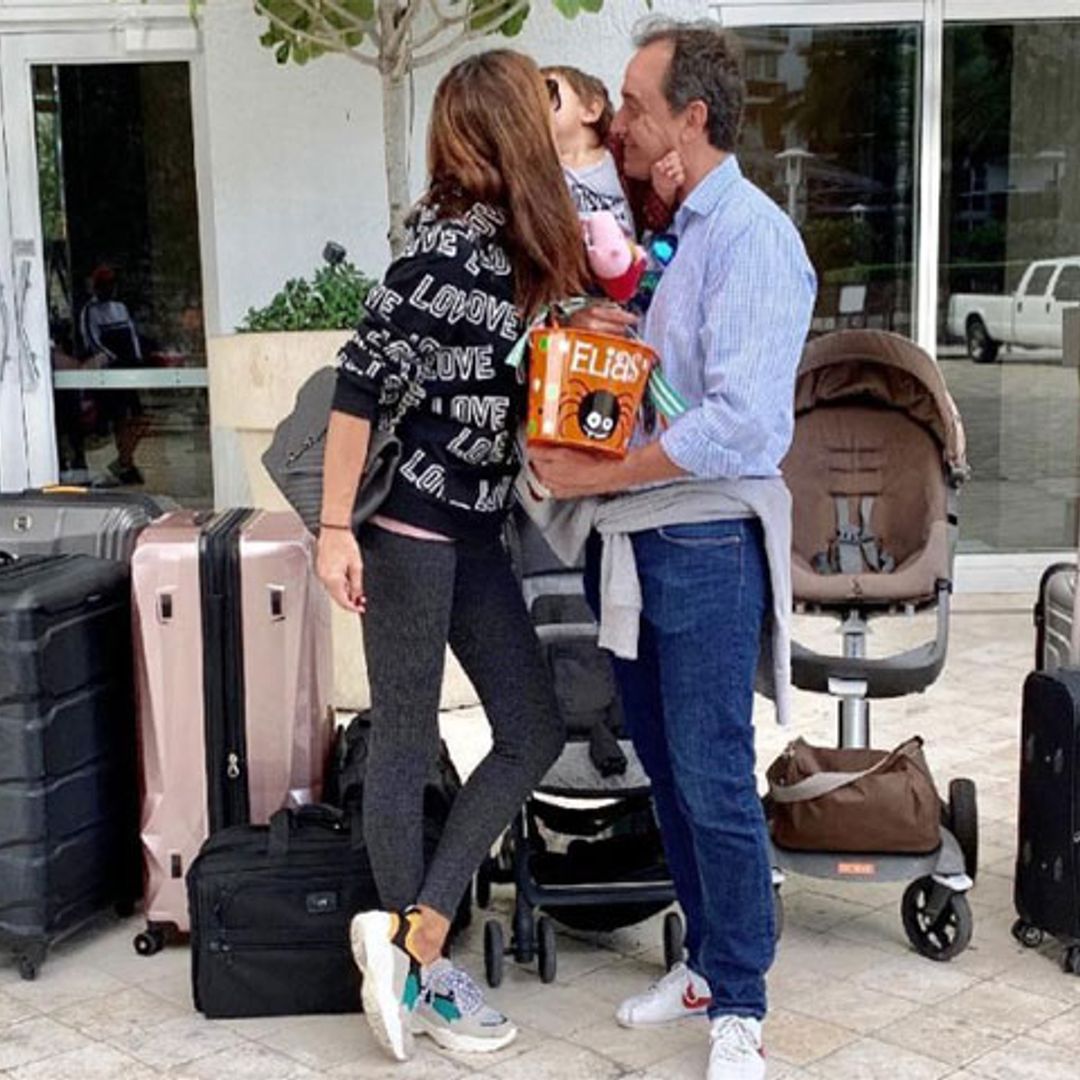 María José Suárez hace las maletas, con la ayuda de su hijo, para dejar de nuevo España