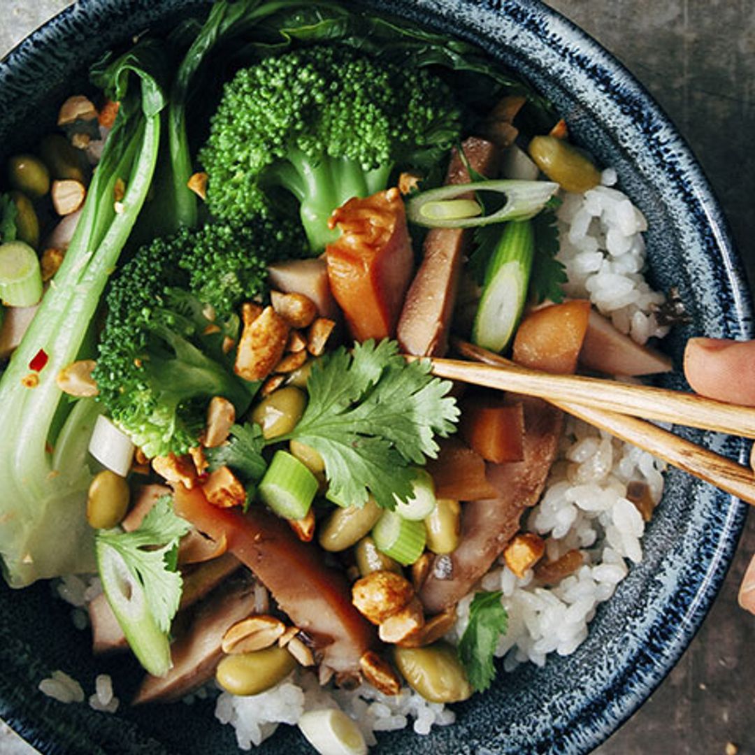 Arroz con edamame, 'pak choi', pollo ahumado, cacahuetes y brócoli