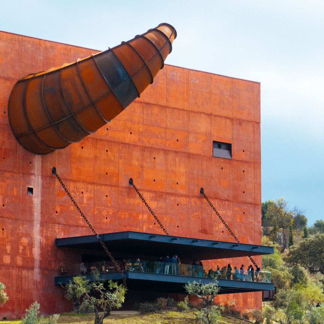 El cubo rojo surrealista de Philippe Starck que está revolucionando la Serranía de Ronda: arte, aceite y una experiencia única en Málaga
