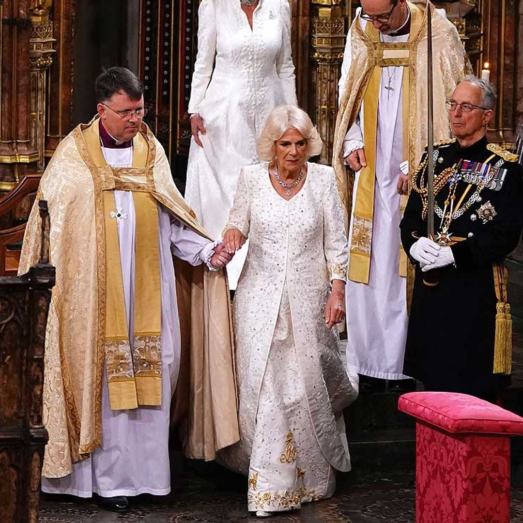 Los homenajes a su familia y a sus mascotas que escondía el vestido de coronación de la reina Camilla