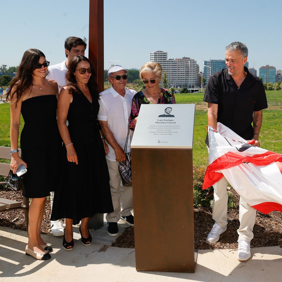 Luis Enrique rompe a llorar al dirigirse a sus padres en su homenaje en Gijón junto a su mujer y sus hijos: "Mis cenizas van a ir aquí"