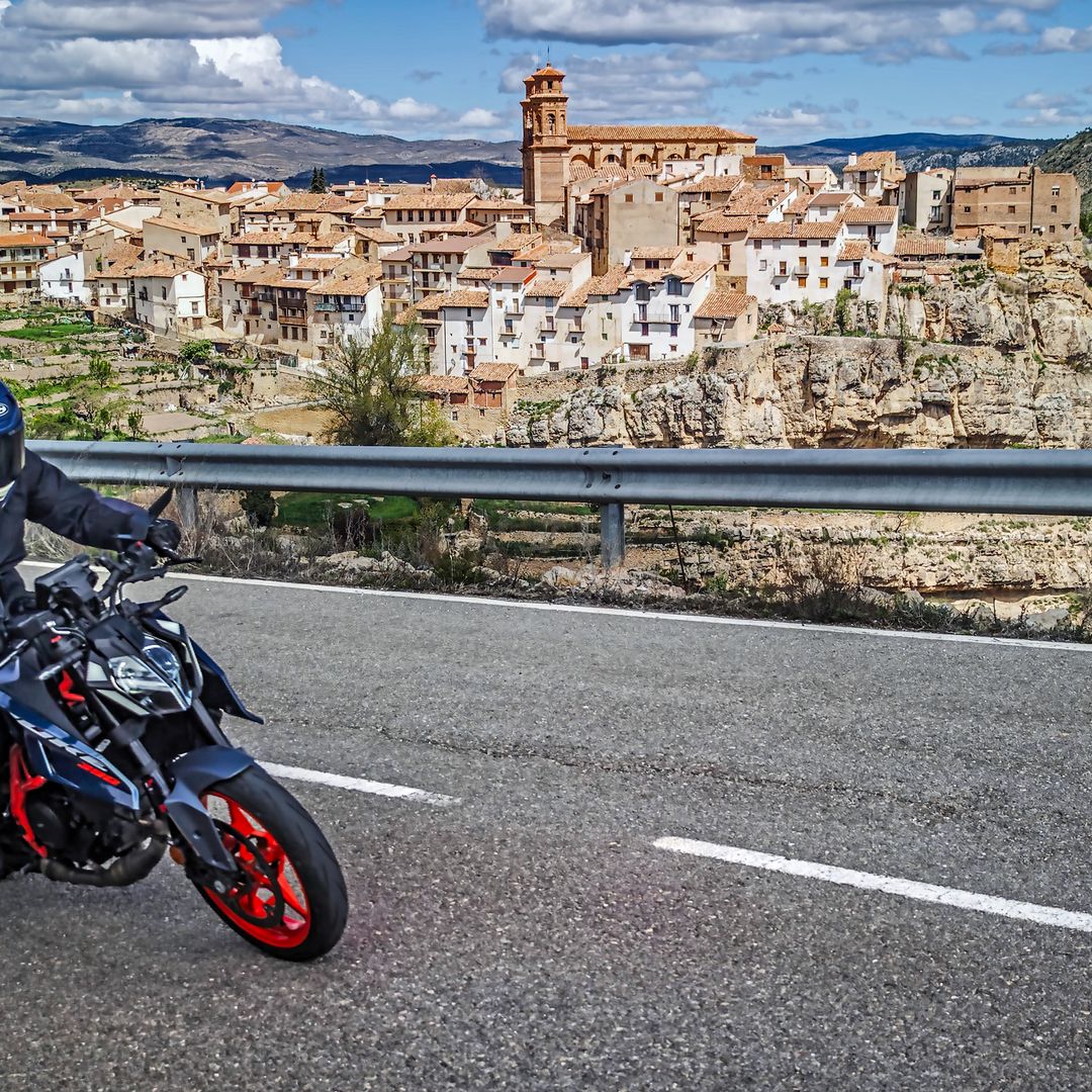 La mejor ruta en moto de España atraviesa dos de los pueblos más bonitos del Maestrazgo: una villa amurallada y otra que fascinó a Pío Baroja