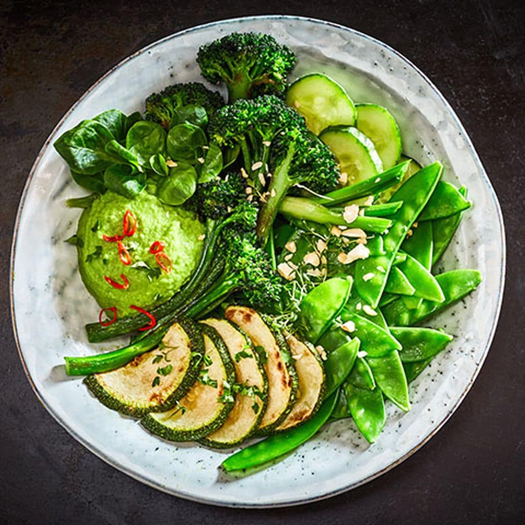 Bol saludable con brócoli, calabacín y tirabeques