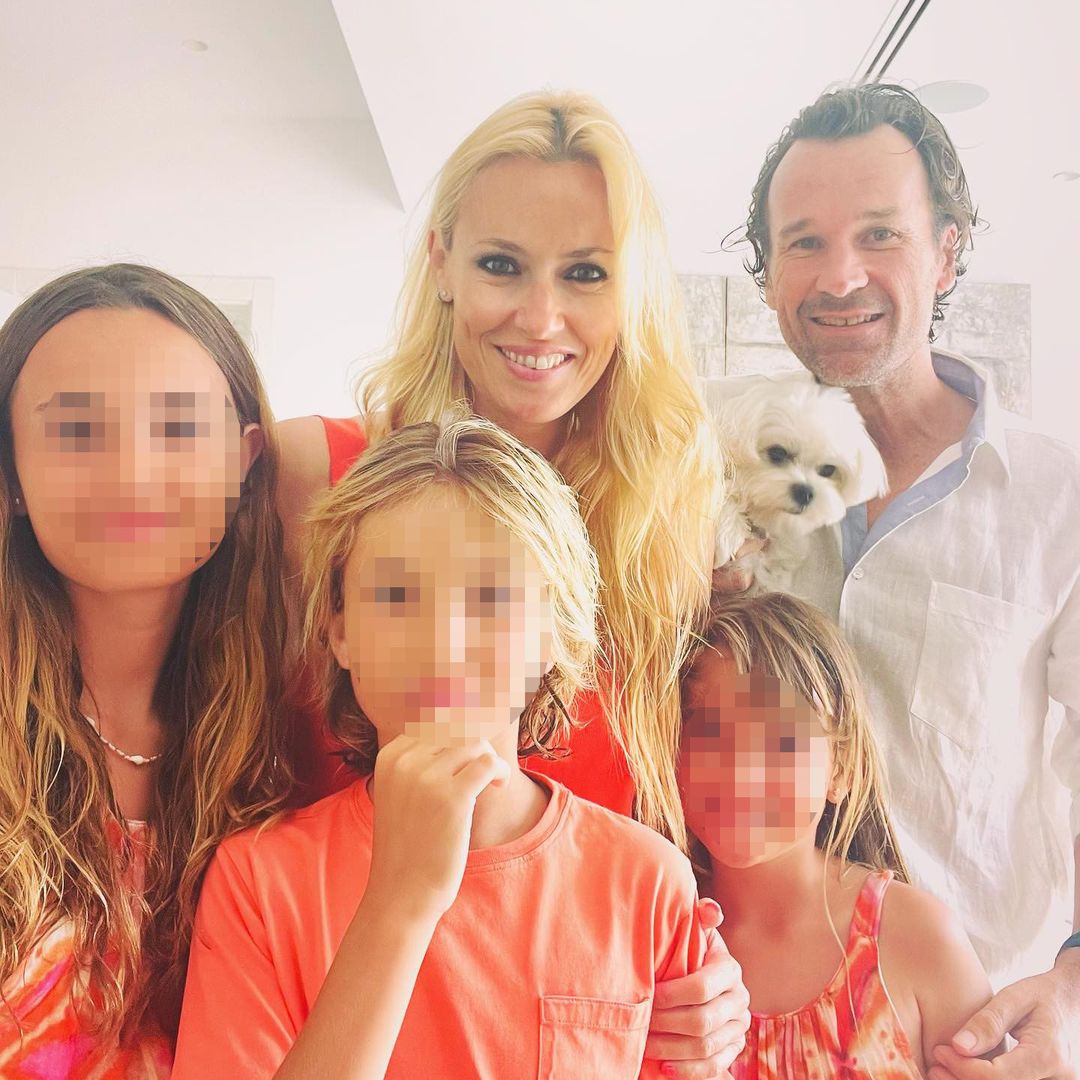 Carolina Cerezuela, junto a su marido, Carlos Moyá, y sus tres hijos: Carla, Carlos y Daniela