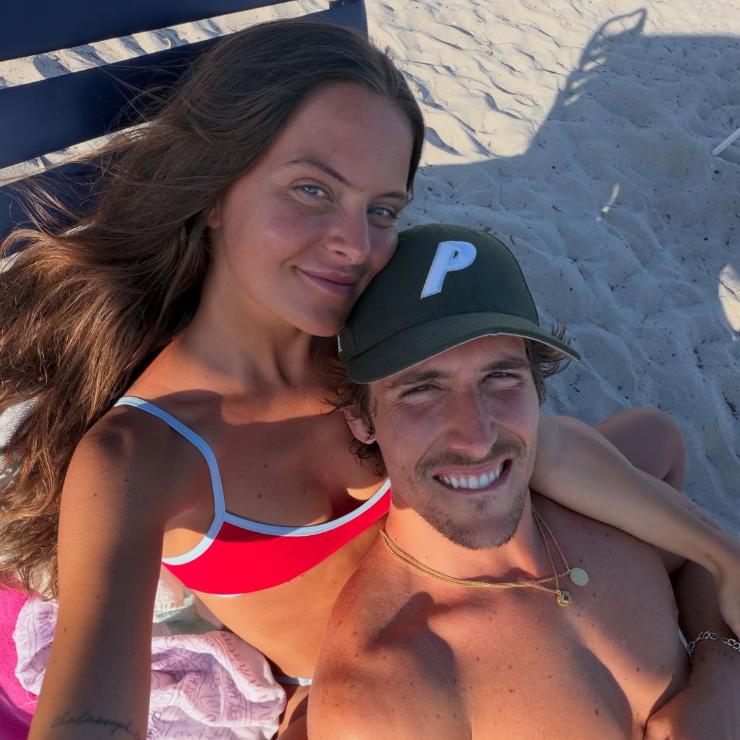 Bea Gimeno y Nacho Aragón regresan al lugar donde se casaron: su primer verano en Mallorca junto a su hijo Pelayo