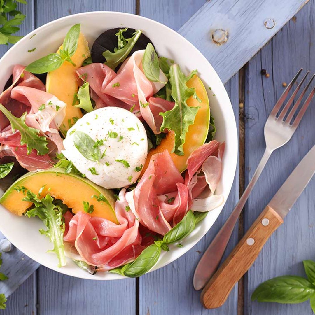 Ensalada de melón con jamón y mozzarella