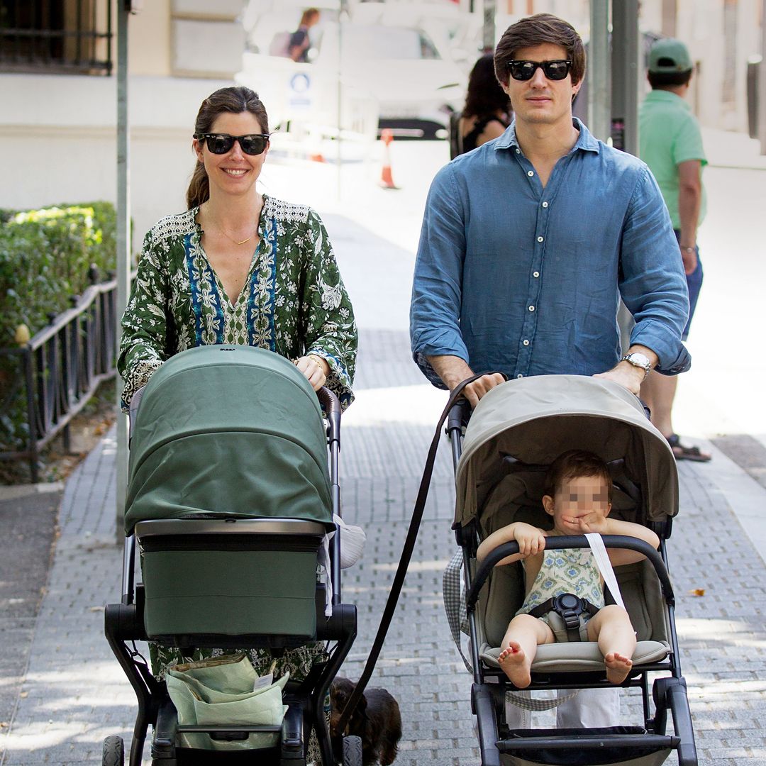 Belén Corsini y Carlos Fitz-James, primer paseo con sus hijos tras ser padres por segunda vez